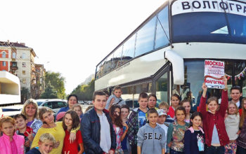 Группа школьников из Москвы на экскурсию в Волгограде